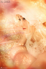 组图：邱晔性感花丛写真 穿Baby公主裙