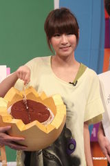 组图：歌手阿福录制节目献唱 敖犬与小昱争相表白