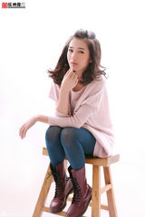 组图：新秀彭杨靓丽写真 笑容甜美气质十足