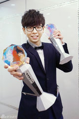 组图：胡夏宣传专辑 亮相新城颁奖礼勇夺二奖