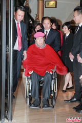 组图：92岁赌王坐轮椅赴寿宴 仅停留一小时