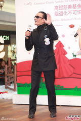 组图：谢贤不担心前妻甄珍婚变 笑称各离婚两次