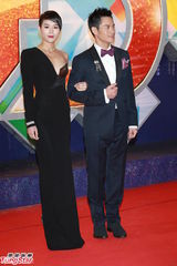 组图：胡杏儿黑裙高贵魅惑 牵手郑嘉颖亮相红毯