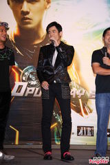 组图：周杰伦帅气亮相庆功宴 自曝秀腹肌靠打光