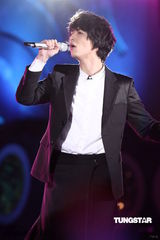 组图：五月天张惠妹等接力开唱 领众人跨越2011年