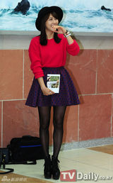 组图：韩星河智苑可爱迷你短裙亮相新书签名会