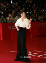 组图：金孝珍白衫配黑色蕾丝长裙亮相红毯