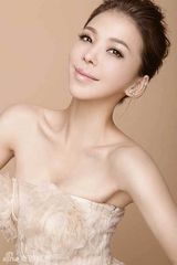 组图：艾莉莎百变造型接代言 性感亮相受关注