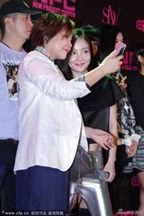 组图：李小璐与李静玩自拍 素颜显眼袋雷人