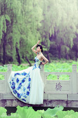 组图：芙蓉姐姐青花瓷玩中国风 重回清华园摆POSE