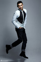 组图：张铎型男风格写真英姿飒爽