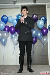 组图：温升豪35岁生日圆歌手梦 唱新歌回馈歌迷