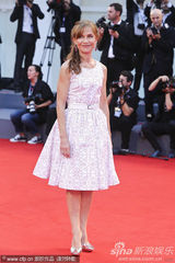 组图：《睡美人》首映 影后于佩尔清纯白裙装嫩