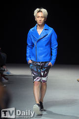 组图：韩星Key与假想妻子走秀 挽臂秀恩爱