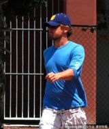 组图：莱昂纳多莱弗利逛街 蓝色情侣装甜蜜示人