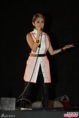 组图：萧亚轩音乐节暴雨开唱 红唇白裙迟登台