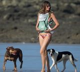 组图：名模吉赛尔比基尼胸前挂宝宝显辣妈风范