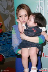 组图：阿娇穿性感裤袜亮相 羡慕蔡依林恋情稳定