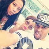 组图：蕾哈娜比基尼与萌犬抢椰子 抱正太显母爱