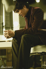 组图：蓝正龙本色写真闲适随意 多部影片进军内地