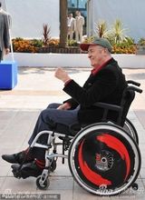 高清组图：戛纳终身成就奖得主贝托鲁奇坐轮椅亮相