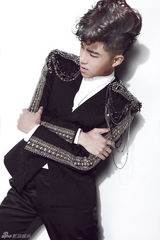 组图：歌浴森新年写真帅气硬朗摇滚范儿