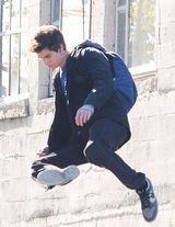 组图：新蜘蛛侠亮相洛杉矶 腾空拍摄表情惬意