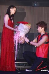 组图：吴克群发新专辑 单膝下跪示爱徐若瑄