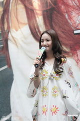 组图：林依晨新碟发布花裙子亮相 抱爱犬不撒手