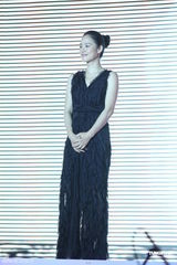 组图：姜文对妻子呵护有加 周韵与男模热聊晾老公