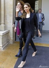 组图：朱莉赴黎巴嫩探望难民营 会见总理萨拉姆