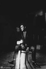 组图：明道黑白镜像写真 显成熟忧郁气质