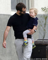 组图：娜塔丽-波特曼咬指甲扮萌 老公逗乐儿子