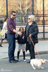 组图：休-杰克曼与妻接女儿放学其乐融融