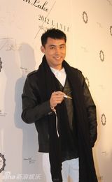 组图：战立国出席时尚活动 简单搭配不失潇洒