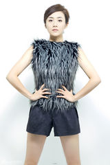 组图：刘芸性感亮相封面大片 靓丽诠释时装DIY