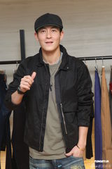 组图：陈冠希举办改版签书会 自曝与女友无结婚打算