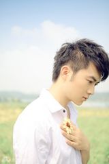 组图：刘孟哲现身森林公园 联袂金浩森打造青春写真