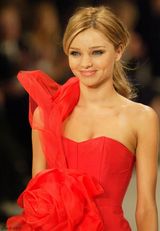 高清组图：奥兰多女友米兰达-可儿走秀 笑容甜美