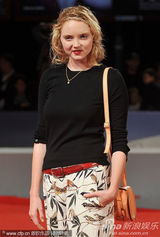 组图：《断开》首映 超模莉丽水墨短裙显个性