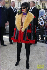 组图：蕾哈娜皮草上衣臃肿 戴墨镜显大佬范