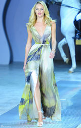 组图：超模坎蒂丝墨西哥走秀 蕾丝黑裙走光