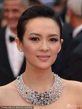 组图：章子怡灰墨裹胸裙走红毯妆容精致