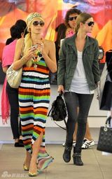 幻灯图集：帕丽斯-希尔顿姐妹为看世界杯购物