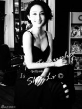 组图：张俪黑白写真大片 复古时尚演绎别样风情