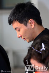 组图：SJ利特送别至亲悲痛欲绝 始源等团员抬棺