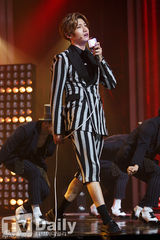 组图：东方神起回归夺首冠 女团成员台上晕倒