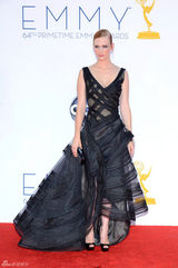 组图：《广告狂人》詹纽瑞-琼斯立体裙暗黑逆袭