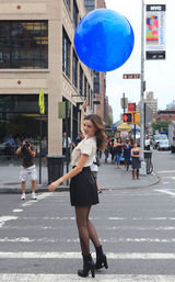 幻灯图集：米兰达-可儿拍广告 手牵蓝气球招摇过市