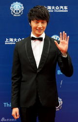 组图：韩星丁一宇帅气亮相华鼎红毯笑容亲切